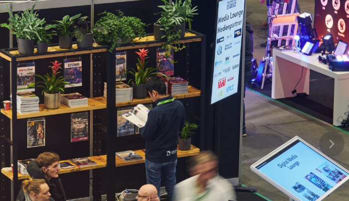 Ein Mann steht am Zeitschriftenregal der Media Lounge.