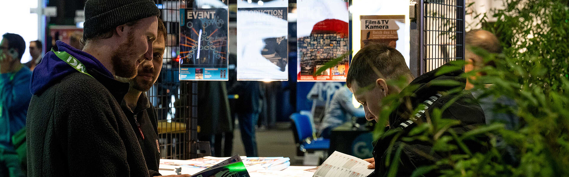 Drei Personen lesen in den Zeitschriften im Fachpressebereich.