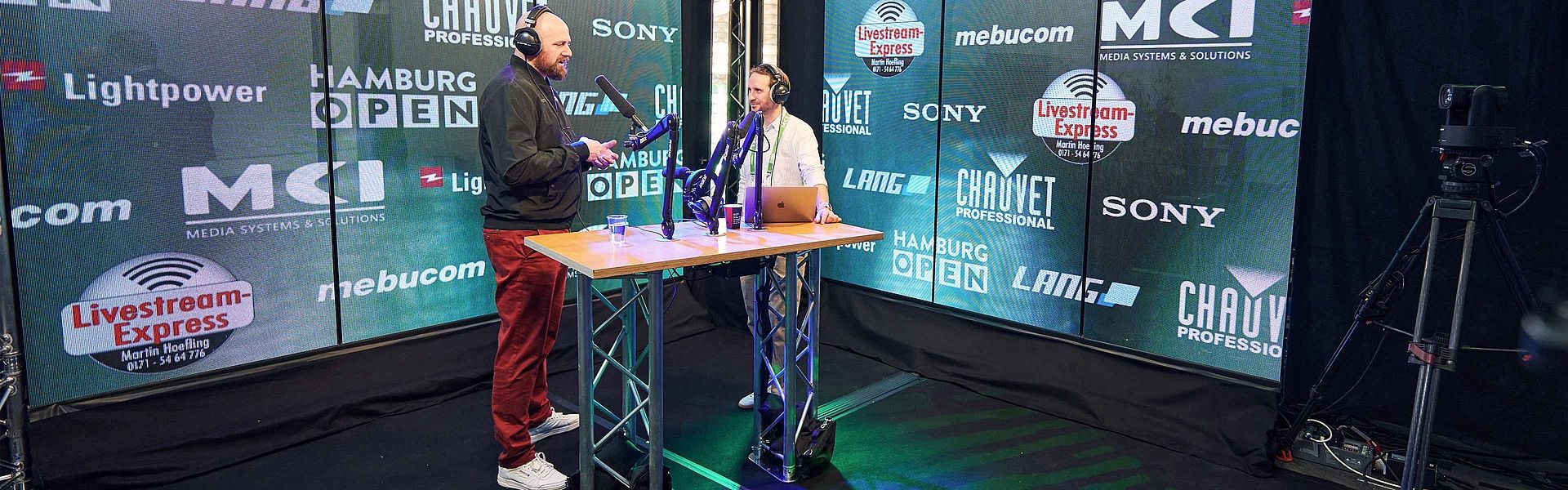 Zwei Personen im Tonstudio auf der HAMBURG OPEN im Gespräch