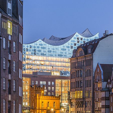 Hamburg Altstadt im Hintergrund die Elbphilaharmonie am Abend 