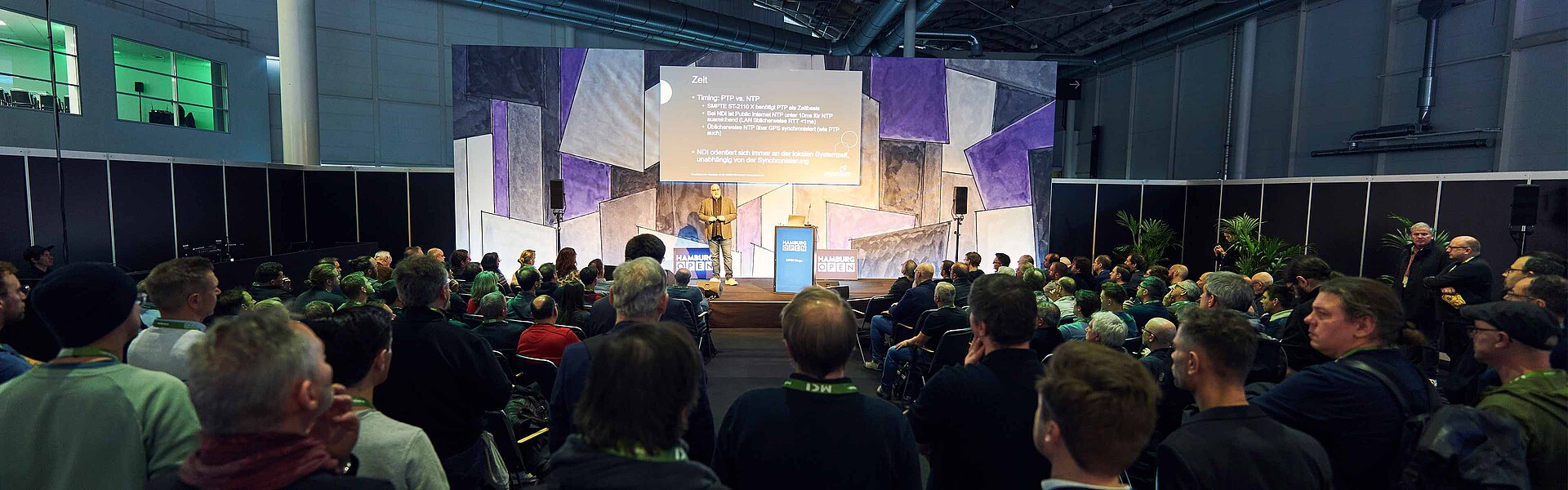 Blick aus dem Publikum von weit hinten auf die OPEN Stage